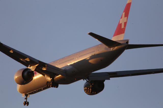 BOEING 777-300ER (HB-JNF)