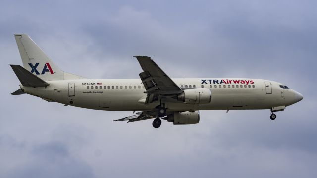 BOEING 737-400 (N149XA) - Short final for 13R