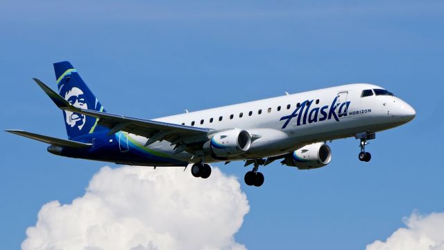 Embraer 175 (N622QX) - QXE2121 from LAS on final to Rwy 16R on 6.8.19. (ERJ-175LR / cn 17000651).