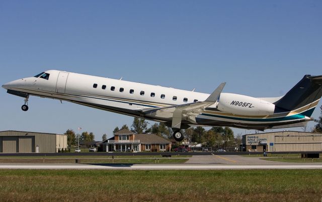 Embraer ERJ-135 (OPT905) - Taking off RW 30 - October 15, 2011