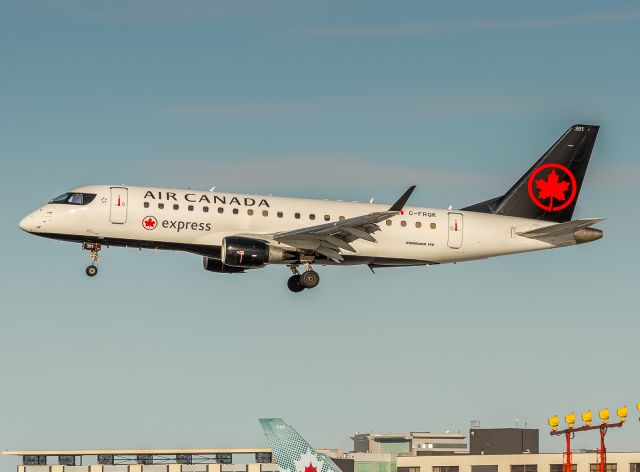 Embraer 175 (C-FRQK) - Sky Regional 7621 on short finals for runway 24R, arriving from Boston