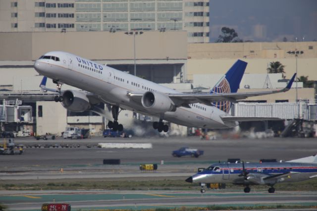 Boeing 757-200 (N597UA)