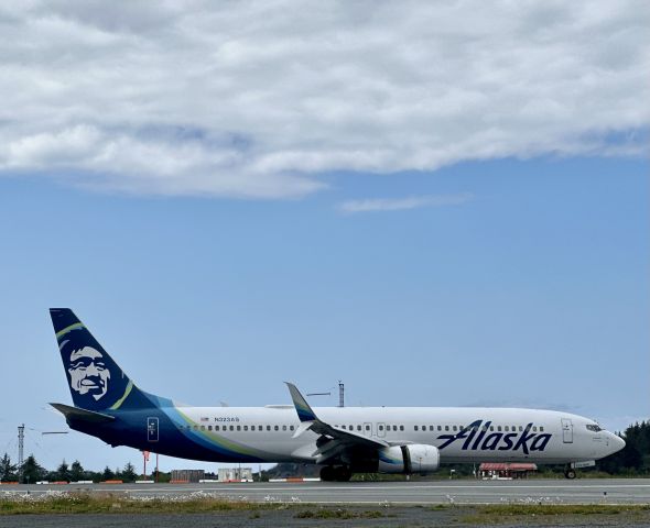 Boeing 737-900 (N323AS) - Alaska 63 arrival from Seattle (SEA)