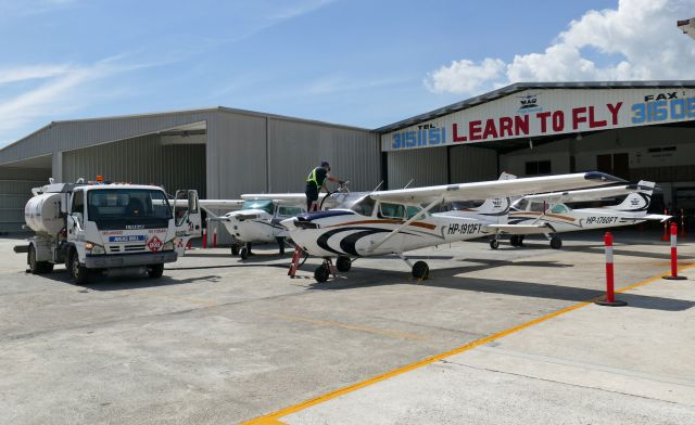 Cessna Skyhawk (HP1912FT)