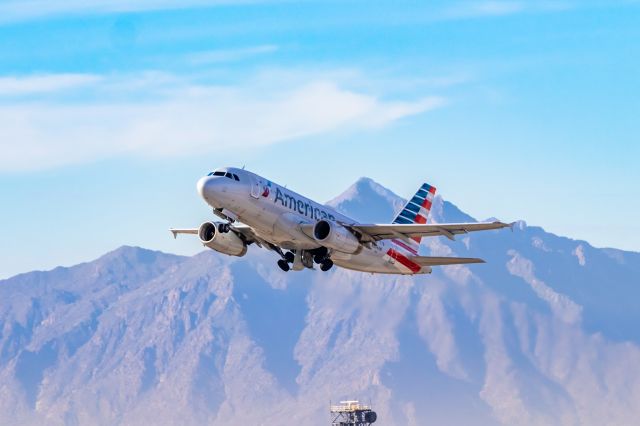 Airbus A319 (N804AW) - American Airlines A319 taking off from PHX on 11/28/22. Taken with a Canon 850D and Tamron 70-200 G2 lens.