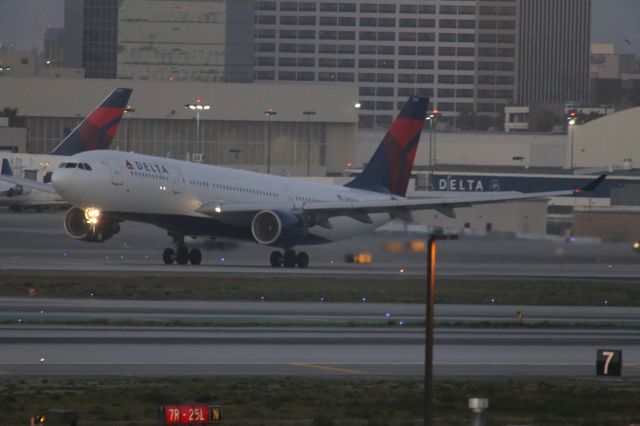 Airbus A330-200 (N858NW)