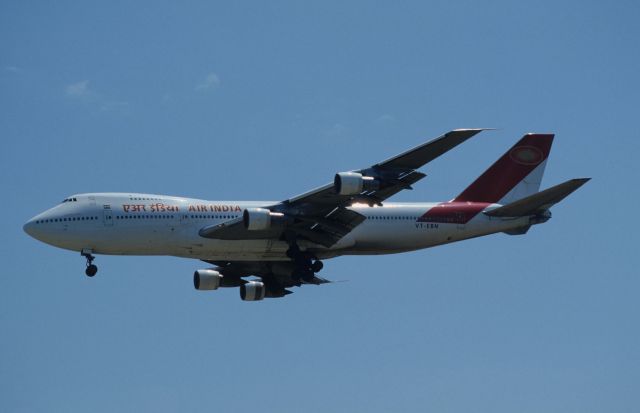 Boeing 747-200 (VT-EBN) - Final Approach to Narita Intl Airport Rwy34 on 1990/05/27