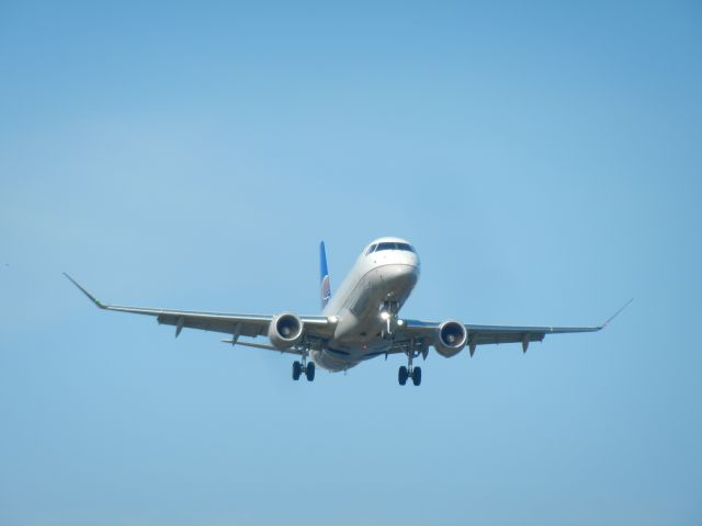 Embraer 175 (N208SY) - N208SY, A United Express Embraer E-175, Approaches Runway 19 At Reagan National 