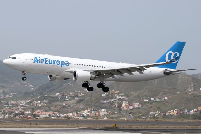 Airbus A330-200 (EC-KOM)