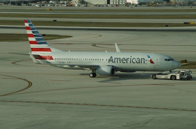 Boeing 737-800 (N875NN)