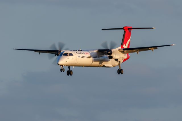 de Havilland Dash 8-400 (VH-LQB)