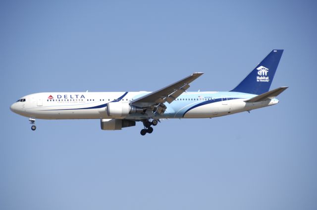 BOEING 767-300 (N171DZ) - Final Approach to Narita Intl Airport R/W34L on 2010/1/24 Habitat Humanity c/s