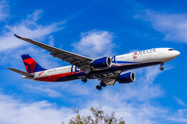 N411DX — - I haven’t posted on FlightAware in nearly two years, so I thought it’d be nice to go back to my roots and put up some of my best work from 2024 on here! If you enjoy my work, follow me @phxplanepics on Instagram!