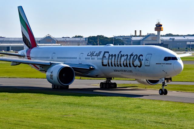 BOEING 777-300 (A6-EGL)