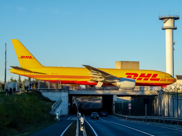 BOEING 777-200LR (D-AALQ) - one of my loveliest spottin place, Line up Rwy 18