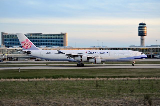 Airbus A340-300 (B-18802)