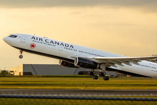 Airbus A330-300 (C-GFAF)