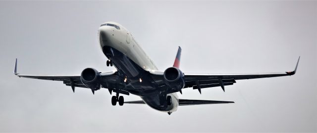 Boeing 737-800 (N3742C)