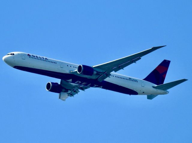 BOEING 767-400 (N826MH)