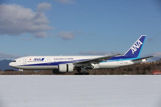 BOEING 767-300 (JA702A) - 01 January 2015:HND-HKD.