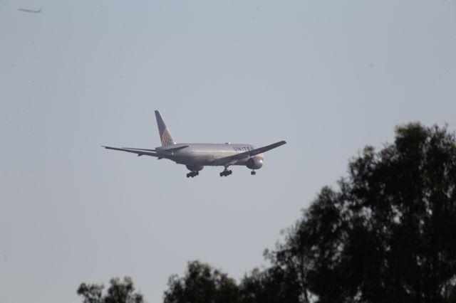 Boeing 777-200 (N221UA)