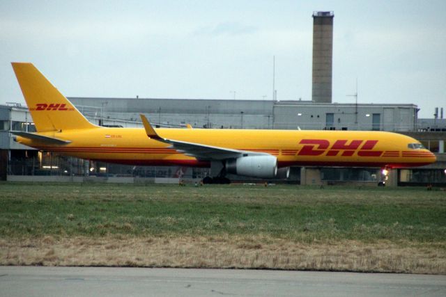 Boeing 757-200 (OE-LNL) - Taxiing to Stand 617 on 5-Mar-23 operating EAT Leipzig flight BCS2212 from EDDP.