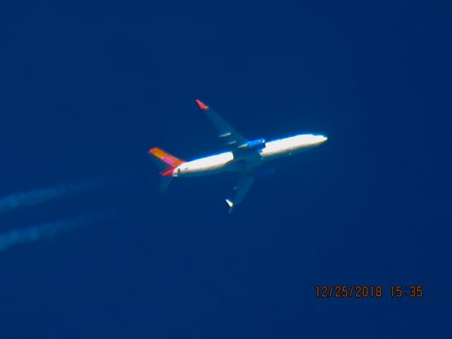 Boeing 737-800 (C-FTJH)