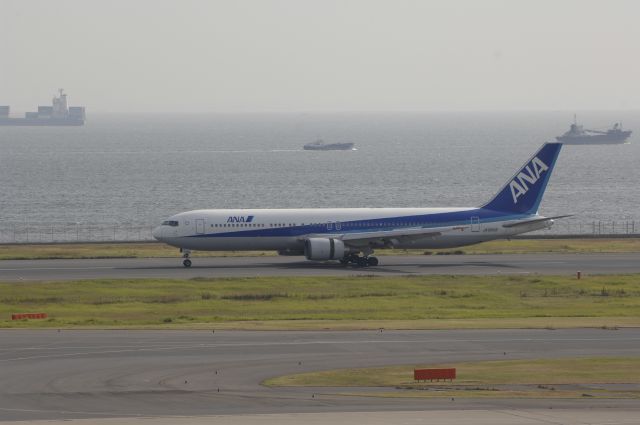 BOEING 767-300 (JA8969) - Landing at HND Airport R/W34R on 2011/09/28