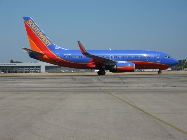 Boeing 737-700 (N916WN) - TAXIING TO GATE AFTER LANDING