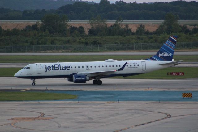 Embraer ERJ-190 (N238JB)