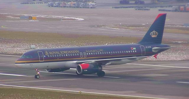 Airbus A320 (JY-AYR)