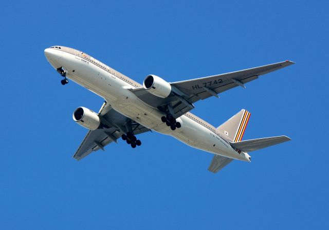 Boeing 777-200 (HL7742) - KSEA/KBFI = July 2006 landing at Seattle - photo taken from KBFI,