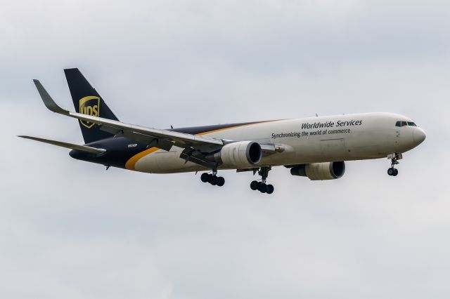BOEING 767-300 (N324UP)