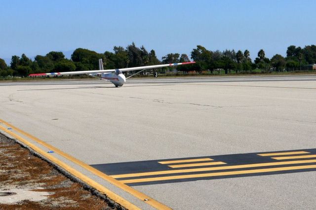 Cessna Skyhawk (N2037T) - 37T turning onto B1 from 22L at Los Alamitos AAF.