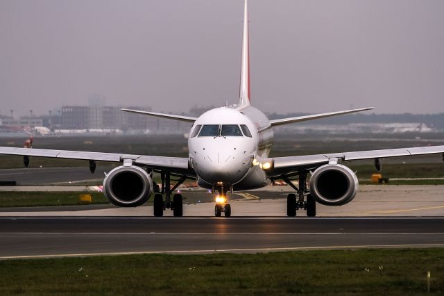 Embraer 170/175 (F-HBLD) - F-HBLD Hop! Embraer ERJ-190LR (ERJ-190-100 LR) @ Frankfurt (EDDF)- Line up and departing on Rwy18 to Paris - Charles De Gaulle (LFPG) / 27.11.2014