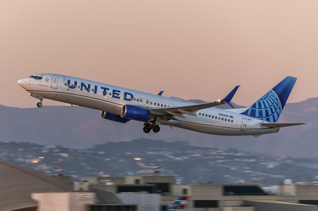 Boeing 737-900 (N38446) - 25th January, 2024: Rising up into the Sunset from runway 25L at LAX 