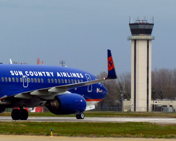 Boeing 737-700 (N711SY)