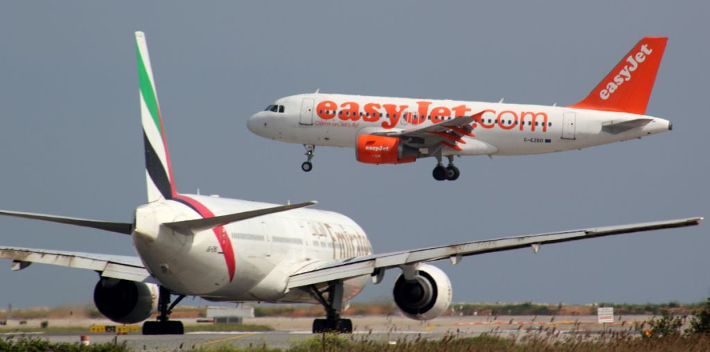 Airbus A319 (G-EZBO)
