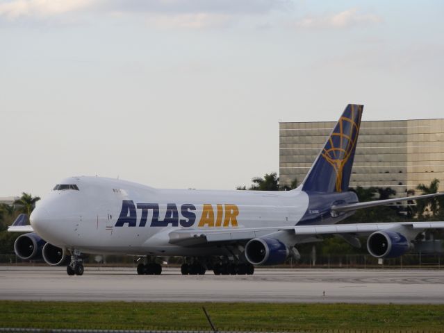 Boeing 747-400 (N415MC)
