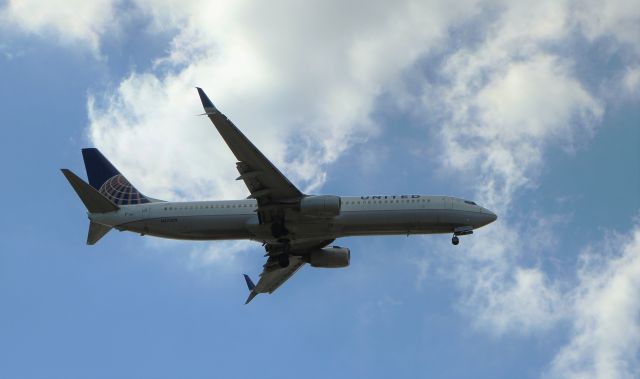 Boeing 737-900 (N37409) - 10/08/22 inbound Rwy 36L