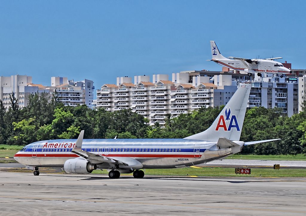 Boeing 737-800 (N922AN) - American Airlines Boeing 737-823 N922AN / 3AX (cn 29523/398)  Roblex Aviation Short 360-300 N377AR (cn SH3755)  San Juan - Luis Munoz Marin International (SJU / TJSJ) Puerto Rico, 2009  Aeroparque (Aeropark) Photo : Tomás Del Coro