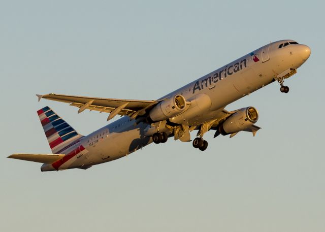 Airbus A321 (N567UW)