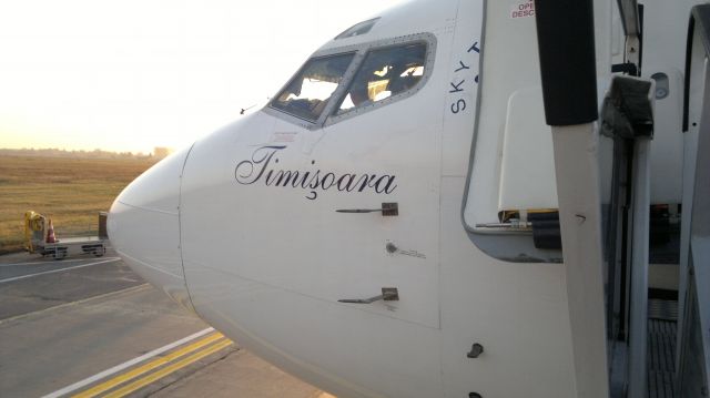 BOEING 737-300 (YR-BGE) - While boarding at LROP (OTP)