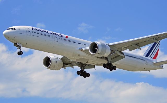 BOEING 777-300 (F-GZNG)