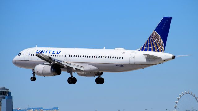 Airbus A320 (N451UA)