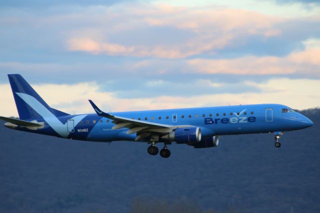 Embraer ERJ-190 (N114BZ)