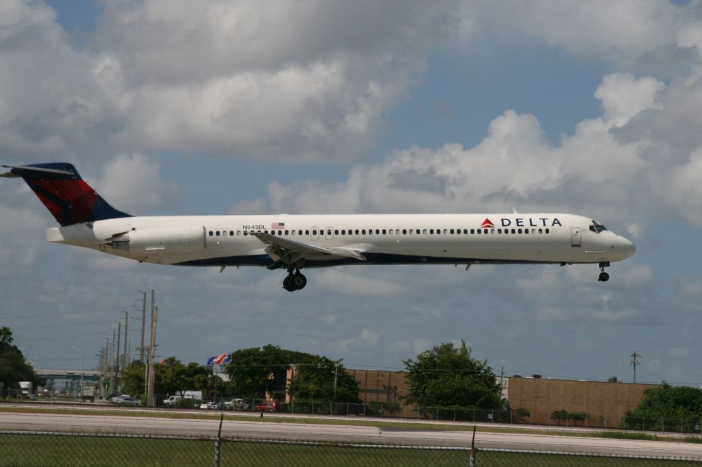 McDonnell Douglas MD-88 (N945DL)