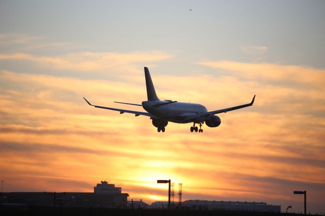 Airbus A220-100 (N114DU)