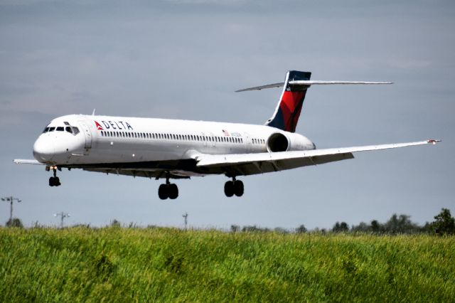 McDonnell Douglas MD-90 (N925DN) - Final MD-90 arrival into BUF from ATL.br /br /A/C N925DN to be retired 02JUNE2020