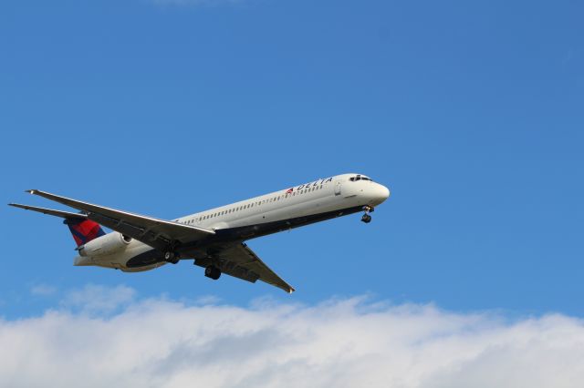 McDonnell Douglas MD-88 (N913DE)